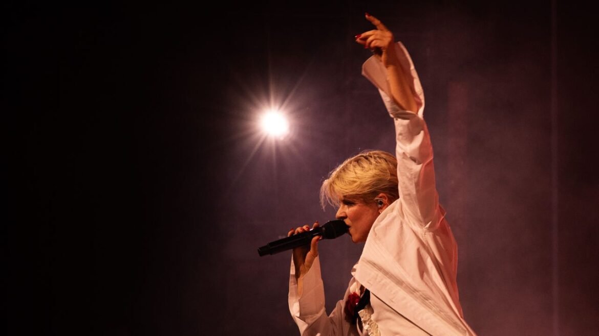 Robyn, la icónica artista pop, revela su esperada gira en 2026 abarcando Norteamérica, Europa y Australia. ¡Entérate de más!