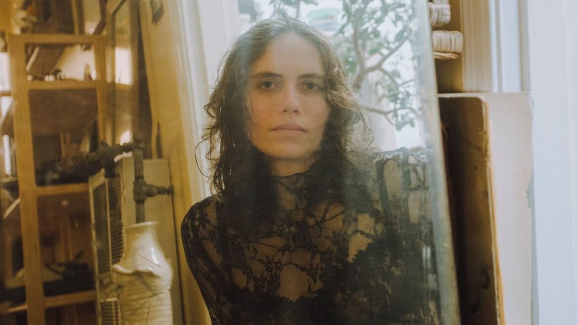 Kathryn Mohr está lista para lanzar Carve, su nuevo álbum que sigue a Waiting Room. Escucha Property aquí.