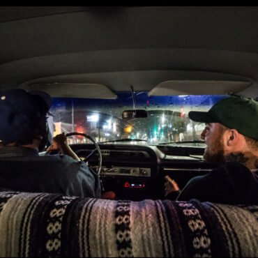 Descubre cómo Thundercat homenajea a Mac Miller en su reciente trabajo musical lleno de nostalgia y profundidad.