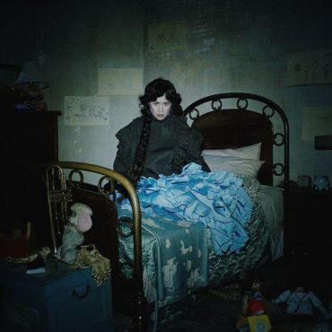 Descubre el nuevo videoclip de Mitski, extraído de su álbum Nothing's About To Happen To Me, que evoca momentos de profunda reflexión.