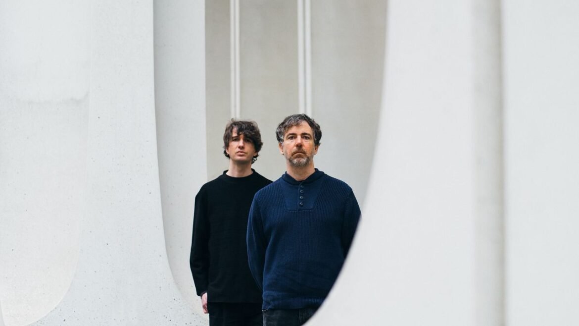 La banda Visible Cloaks regresa con Paradessence, un disco que explora nuevos sonidos y una visual emocionante.