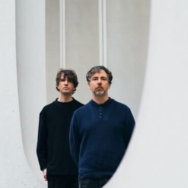 La banda Visible Cloaks regresa con Paradessence, un disco que explora nuevos sonidos y una visual emocionante.