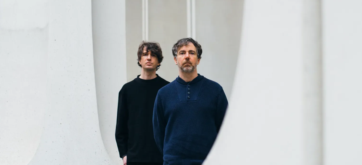 El dúo de ambient Visible Cloaks regresa con Paradessence, su nuevo álbum después de casi una década de espera.