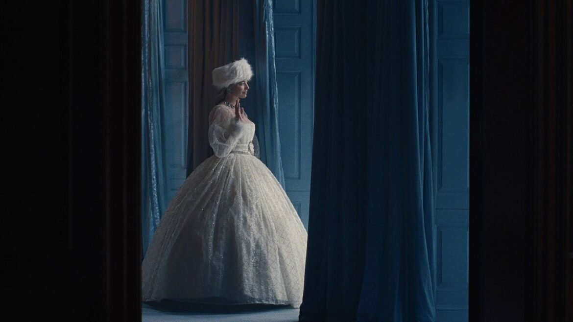 Descubre las profundas problemáticas que no debes idealizar en Cumbres Borrascosas, la nueva cinta de Emerald Fennell.