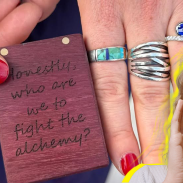 Taylor Swift envió un mensaje especial a Breezy Johnson por su reciente compromiso, destacando un toque de magia en su frase.