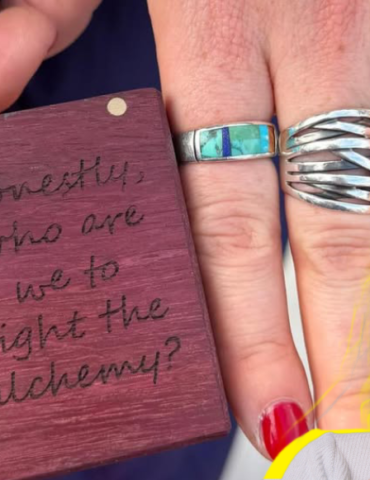 Taylor Swift envió un mensaje especial a Breezy Johnson por su reciente compromiso, destacando un toque de magia en su frase.