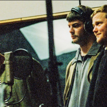 El nuevo sencillo Flags de Damon Albarn y Grian Chatten, con Kae Tempest, refleja improvisación y colaboración musical.