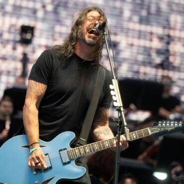 Foo Fighters sorprendió a sus seguidores al interpretar por primera vez su nuevo sencillo Your Favorite Toy en televisión.