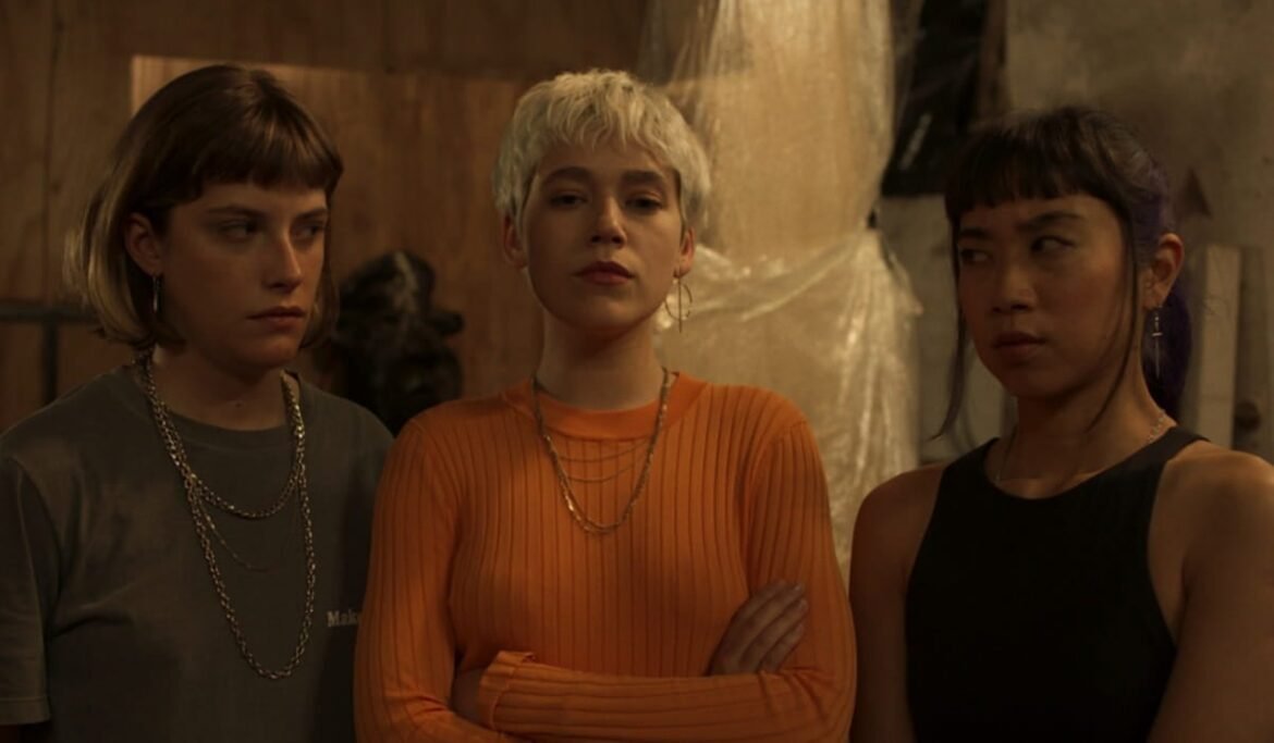 Descubre cómo El tema del verano combina terror, humor y crítica social en una propuesta innovadora del cine latinoamericano.