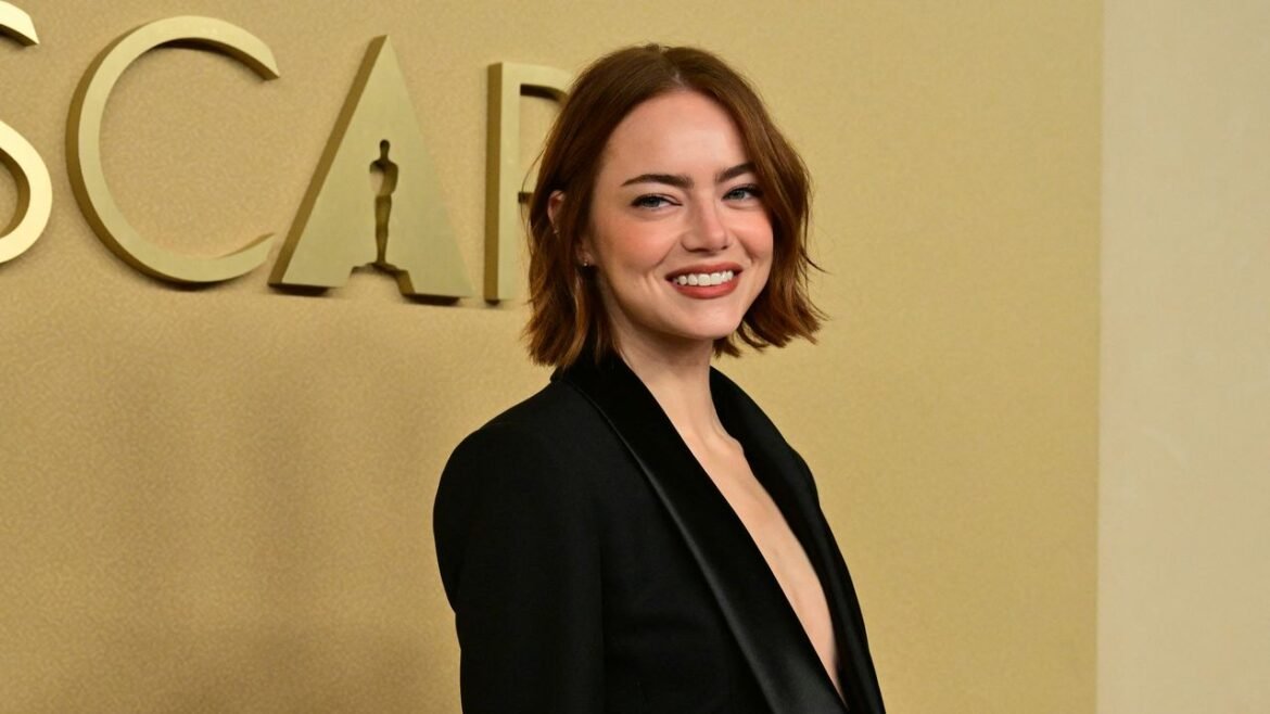 Descubre cómo Emma Stone combina elegancia y frescura en su elección de vestido corto negro para el trabajo.