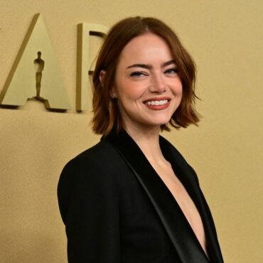 Descubre cómo Emma Stone combina elegancia y frescura en su elección de vestido corto negro para el trabajo.
