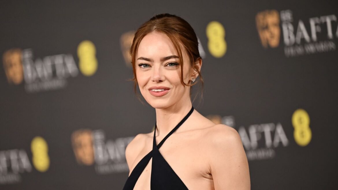 La elegancia de Emma Stone resplandece en los Premios BAFTA 2026 con un escote que roba miradas y corazones.