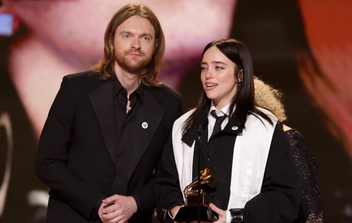 Finneas responde a los críticos de Billie Eilish por su discurso en los Grammys 2026. La controversia se intensifica.