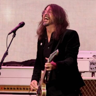 Foo Fighters anuncia conciertos sorpresa y cientos de fans hacen fila para conseguir entradas, creando una sensación de euforia.