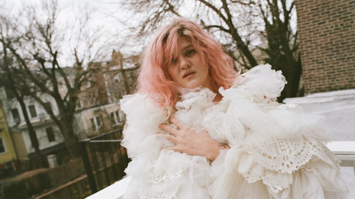 Grace Ives está lista para lanzar su nuevo álbum Girlfriend y presentará su música en una nueva gira.