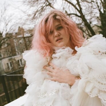 Grace Ives está lista para lanzar su nuevo álbum Girlfriend y presentará su música en una nueva gira.