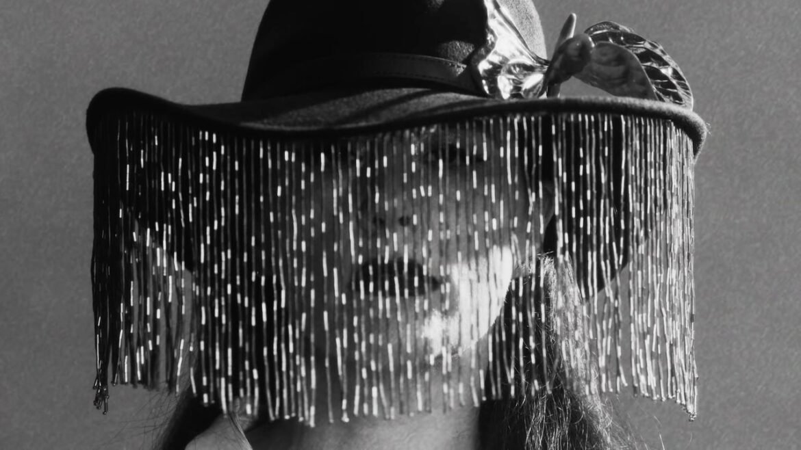 La artista Jessie Ware lanza Ride, un nuevo sencillo que homenajea al legendario compositor Ennio Morricone.