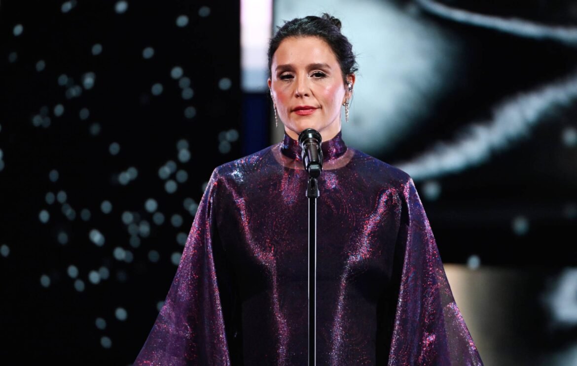 Jessie Ware ofreció una conmovedora interpretación de The Way We Were en la ceremonia de los BAFTAs este año.