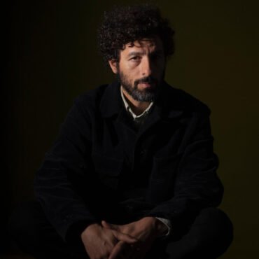 El cantautor José González lanza su nuevo single A Perfect Storm, una reflexión sobre el ritmo vertiginoso de la vida moderna.