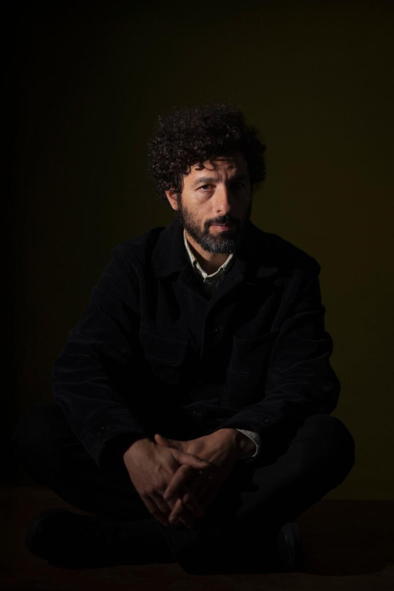 El cantautor José González lanza su nuevo single A Perfect Storm, una reflexión sobre el ritmo vertiginoso de la vida moderna.