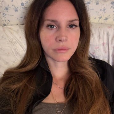 Descubre el nuevo sencillo de Lana Del Rey, White Feather Hawk Tail Deer Hunter, un track de profunda intimidad y emoción.