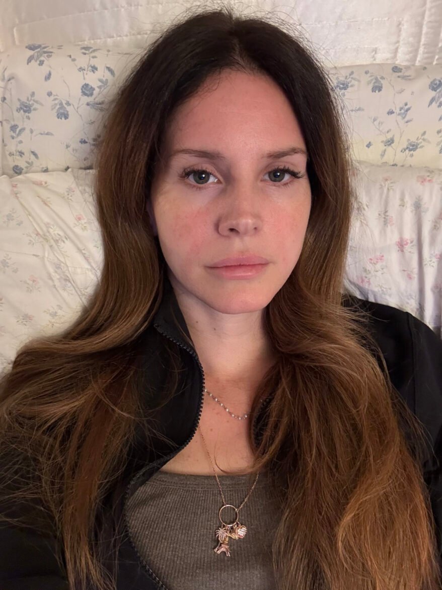 Descubre el nuevo sencillo de Lana Del Rey, White Feather Hawk Tail Deer Hunter, un track de profunda intimidad y emoción.