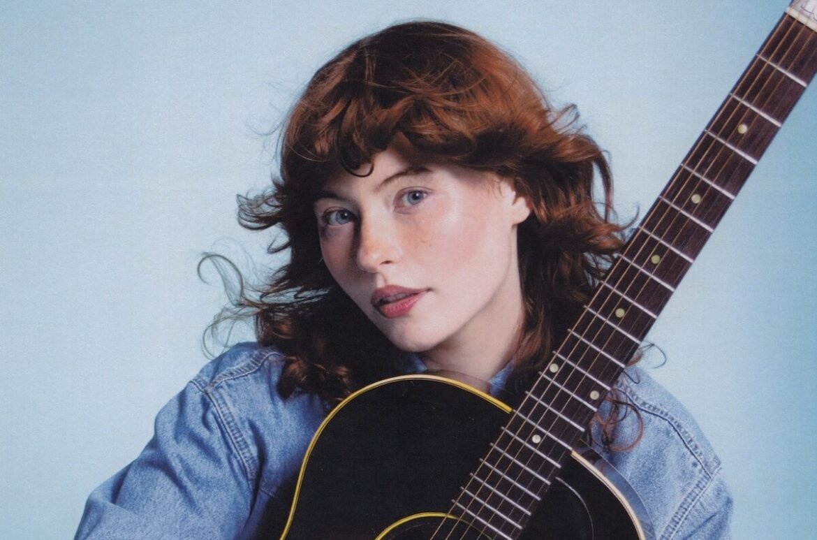 Descubre cómo August Ponthier explora su identidad en su debut, Everywhere Isn’t Texas, en un viaje musical profundo.