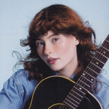 Descubre cómo August Ponthier explora su identidad en su debut, Everywhere Isn’t Texas, en un viaje musical profundo.