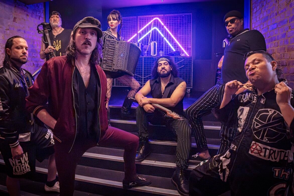 La banda Gogol Bordello fusiona punk y sintetizadores en su nuevo álbum, ofreciendo un regreso vibrante y lleno de energía.