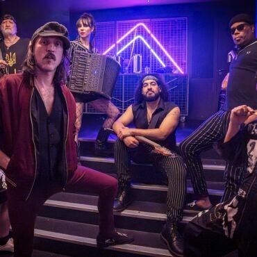 La banda Gogol Bordello fusiona punk y sintetizadores en su nuevo álbum, ofreciendo un regreso vibrante y lleno de energía.