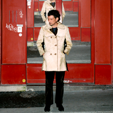 Descubre el nuevo sencillo de León Larregui, una emotiva reflexión sobre la difícil tarea de dejar ir lo que amamos.