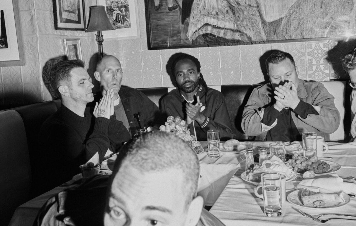 El nuevo álbum Everyone For 10 Minutes de Bleachers llega con la apasionante canción You And Forever, un esperado regreso musical.