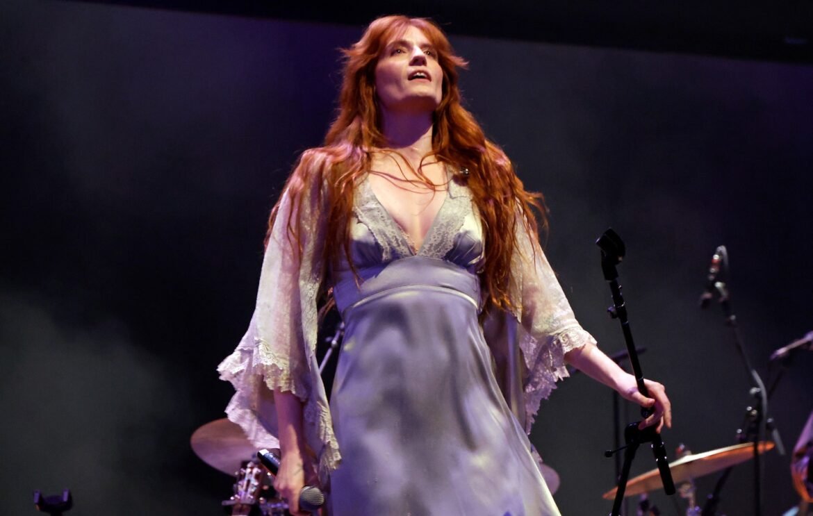 Florence Welch da inicio a su tour en UK e Irlanda presentando Everybody Scream junto a Mark Bowen de IDLES.