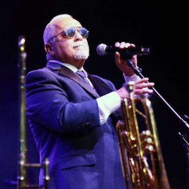 Bad Bunny, junto a otros artistas, recuerda la inmensa contribución de Willie Colón a la música salsa tras su muerte.