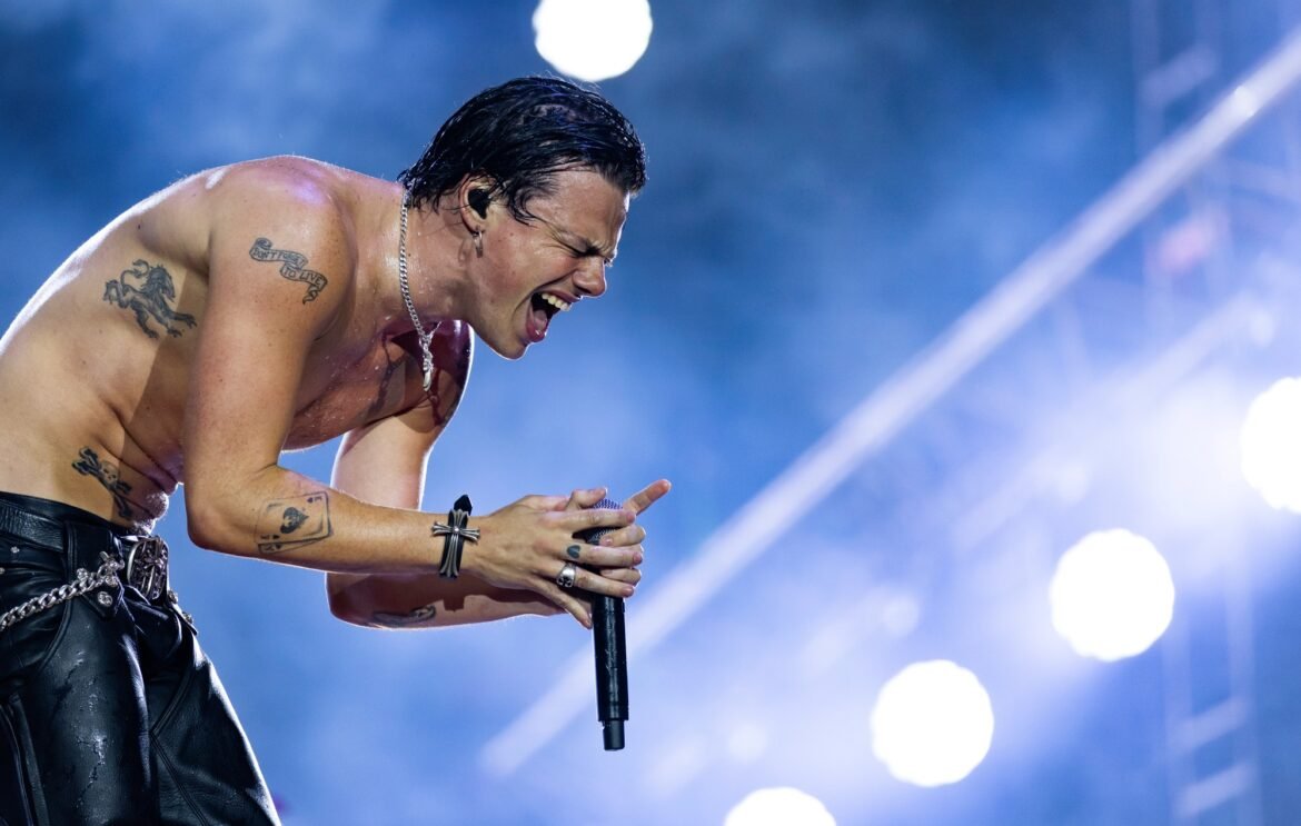 Tom Morello revela que Yungblud casi no interpreta Changes en su actuación reciente en Back To The Beginning.