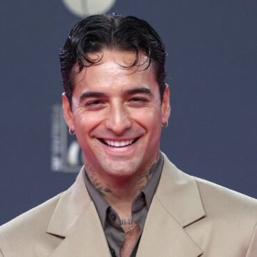 Maluma redefine la elegancia masculina con un impresionante look camel en la entrega de Premio Lo Nuestro 2026.