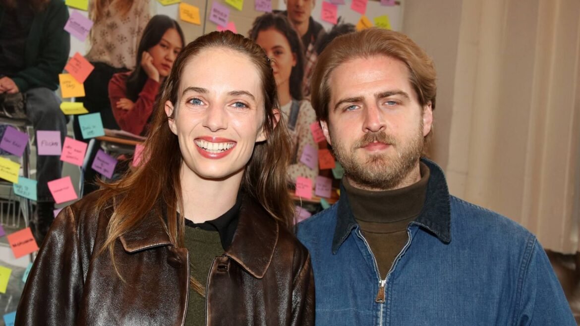 Maya Hawke y Christian Lee Hutson celebran una boda secreta, rodeados de amigos y familiares en un día especial.