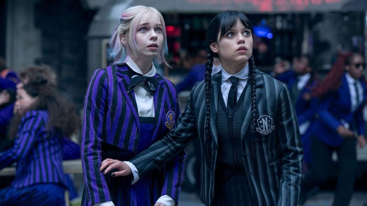 Descubre quiénes son los actores y actrices que darán vida a Merlina en su tan esperada tercera temporada.