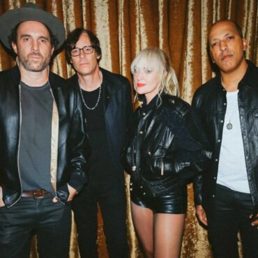 El nuevo álbum de Metric, Romanticize The Dive, refleja la realidad actual y la nostalgia por la época indie de los 2000.