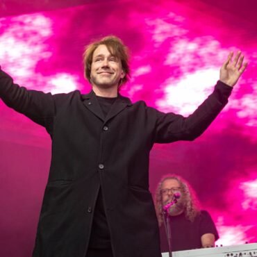 Mew cierra su carrera con un emocionante show final en el Roundhouse de Londres, ofreciendo 20 canciones inolvidables.