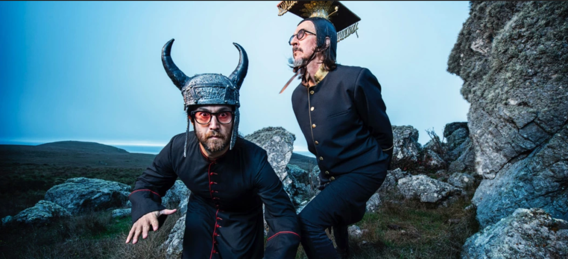 El dúo musical The Claypool Lennon Delirium revela detalles sobre su próximo álbum The Great Parrot-Ox, que explora temas profundos.