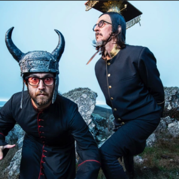 El dúo musical The Claypool Lennon Delirium revela detalles sobre su próximo álbum The Great Parrot-Ox, que explora temas profundos.