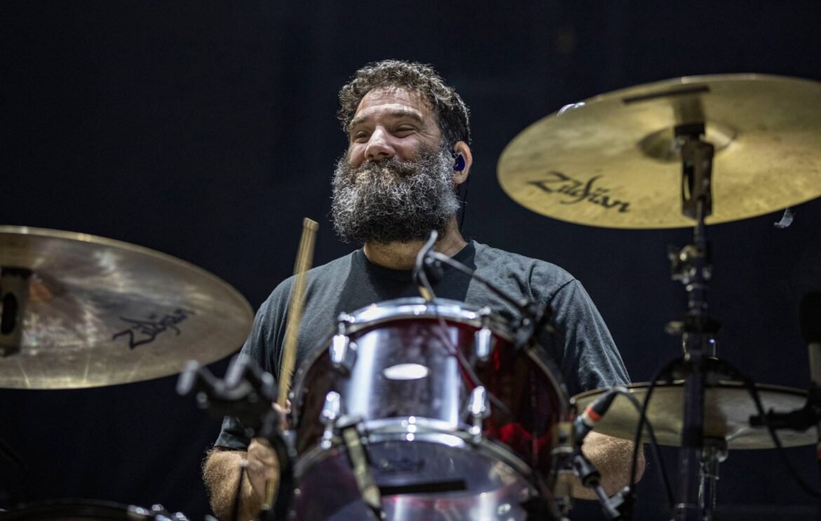 La banda Manchester Orchestra lamenta la muerte de su baterista Timothy Very, recordándolo por su pasión y dedicación.