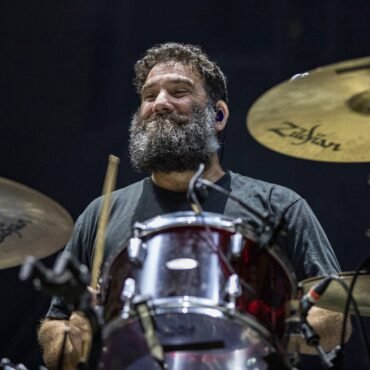 La banda Manchester Orchestra lamenta la muerte de su baterista Timothy Very, recordándolo por su pasión y dedicación.