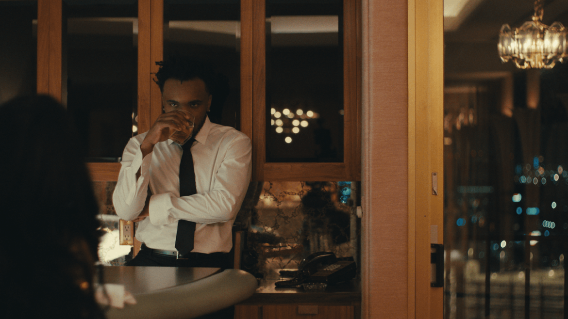 Descubre el nuevo video de Baby Keem, Birds & the Bees, donde es víctima de un engaño divertido en una trama intrigante.