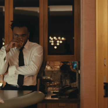 Descubre el nuevo video de Baby Keem, Birds & the Bees, donde es víctima de un engaño divertido en una trama intrigante.