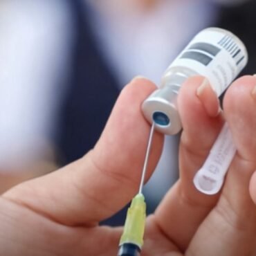 Descubre qué grupos deben vacunarse contra el sarampión y cómo responder ante un brote para proteger la salud.